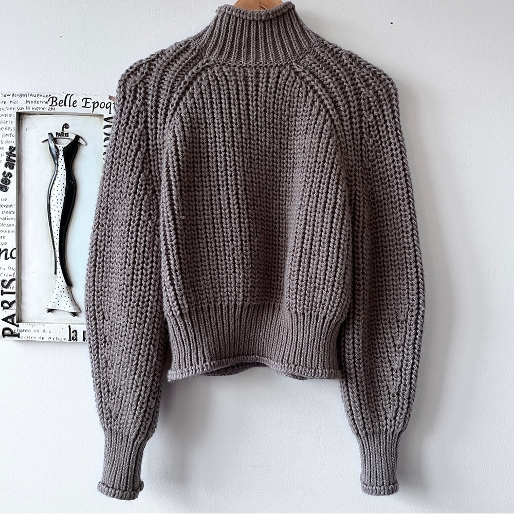 H&M Women’s Minimalist Scandi Girl Brown Turtlneck Sweater Size M